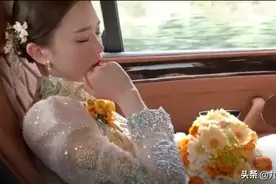 为让婚礼不留遗憾，新娘整晚忙碌，出嫁时竟在婚车上睡着图片