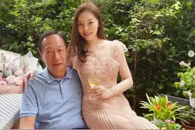 曝郭台铭豪宅顶楼泳池因地震变瀑布，娇妻曾馨莹露面说出真实状况图片
