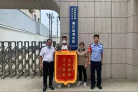 教科书般操作！空降兵战士休假归队见义勇为智擒小偷！图片