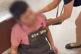 服务员说错账单被客人推倒在地，“28瓶酒说成30瓶”，店家：就是口误，客人不依不饶，已开除服务员图片