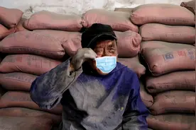 六旬独肾老人日扛10吨水泥救血癌孙子：能给孙子治病，再累也干图片