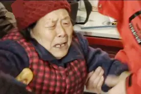 13年9岁男孩扶老太被讹，老人发誓说谎死全家，儿媳1句话大义灭亲图片