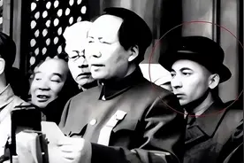 1949年开国典礼时，毛主席身后站着一位头戴黑帽的年轻人，他是谁图片