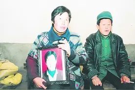 天下父母心：18岁独子被打死，父母发誓严惩凶手，却认凶手当儿子图片