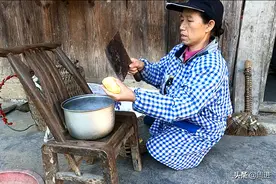 残疾女人农活家务一肩挑，来料加工棉鞋日挣16元，单腿撑起一个家图片
