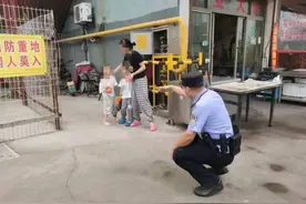 上个洗手间，两个孩子却不见了！年轻妈妈哭着向派出所求助图片