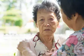 儿媳刚退休，婆婆带孙来养老，儿子：1个送养老院，1个送寄宿学校图片