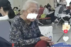 越闹越大！火车名老太又作妖：一票占三座，结局太气人，全网愤怒图片