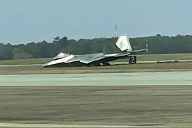 美军连摔2架战机！F22降落时机头撞地，F16又坠毁剧烈爆炸图片