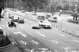 电车过斑马线惨遭小车撞飞在地，一个细节也会引发事故。。。图片