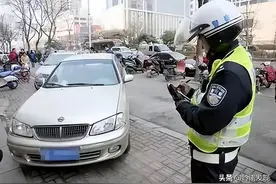 一张关于违章停车的处罚单，为何让车主为交警的执法强烈点赞？图片