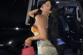 超模凯莉詹娜近照曝光，穿紧身裙大秀翘臀，身材前凸后翘太性感图片