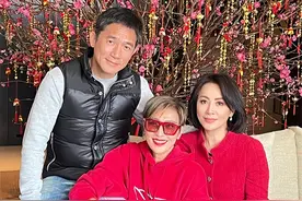 梁朝伟从日本回国头发花白，在豪宅陪妻子过年，摆2米桃树年味足图片