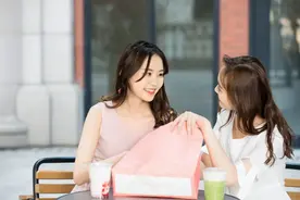 “She is easy”什么意思？千万别乱用哦！图片
