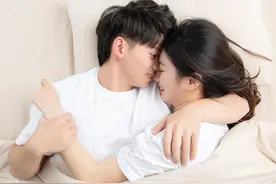 隔壁情侣搬来以后，每天晚上狗叫个不停，让人根本睡不着，崩溃了图片