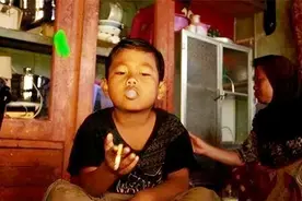 纪实：那个“2岁抽烟成瘾，一天抽40根”的印度男孩，现状如何图片