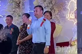 四川南充，一婚礼现场，新郎父亲上台致辞紧张到全身颤抖图片