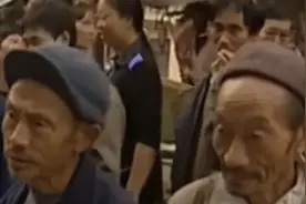 两兄弟重度洁癖，坚持45年不结婚，只因当年看了一份报纸图片