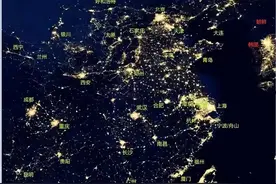 从卫星夜晚看贵州灯光图，和东部差距还是很大，省内发展也不均匀图片