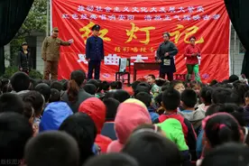 这盏红灯，千载高举吧！——校园留镜《红灯记》图片