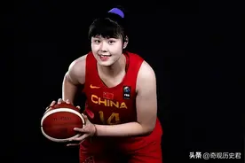 中国女篮名将李月汝，身高2.01米重200斤，被誉为“女版奥尼尔”图片