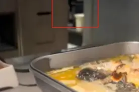 半天妖烤鱼在厕所洗手台洗碗？回应：已经将碗换掉，以后都去厨房洗刷图片