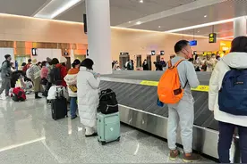 下飞机发现行李箱托运坏了，怎么办？图片
