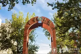 “亚洲第一高”校门，“最短”校训石碑！北京这所双一流，美到出圈！图片