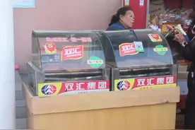 #十根烤肠是什么梗# 后续来了，校园里突然出现，卖香肠的大军图片