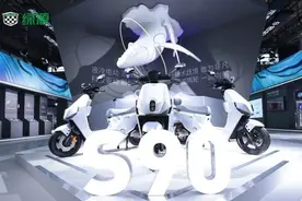 绿源,S90,电动摩托车发布：2000W,液冷凸极电机，72V,35Ah,电池图片