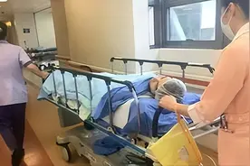 严重颅脑损伤患者昏迷不醒，真的只有放弃了吗？医生讲解促醒治疗图片