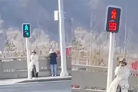 你遇到过“超短”红绿灯吗?99秒红灯4秒绿灯,小跑都没冲过去图片