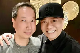 欧阳震华与妻子参加聚会！吃生腌海鲜喝酒太尽兴，戴大金表显阔气图片