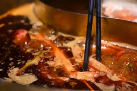 狠人！情侣自带玻璃碴划破嘴敲诈17家饭店图片