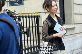 吉娜巴黎街头工作被偶遇，穿着性感配渔网袜引热议，被网友嘲土气图片