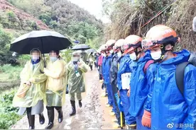 每天搜救结束后，他们向着坠机地点深深鞠躬图片