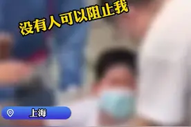 上海一男孩骑平衡车做核酸被拒持刀与志愿者争执，官方：警方已约谈其家长图片