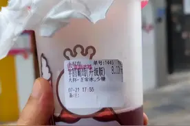 网红茶饮喝出一只苍蝇？门店：证据不足，赔偿10倍图片