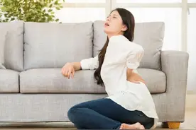 惊！打个喷嚏就把脖子扭了？沙发上躺躺就动不了腰了？图片
