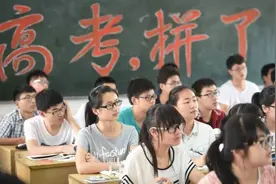 一教师在高考动员会，给学生“画大饼”，金句频出说到学生心坎里图片
