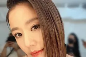 46岁林心如罕见秀性感！开工高调晒照，穿低领抹胸衣身材真太好了图片