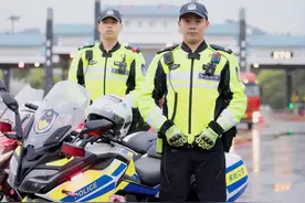 调头、开道、护送...浙江余姚两交警铁骑神同步的操作让消防车快速到达火灾现场图片