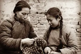 妇女代表感冒打喷嚏，飞沫喷了毛主席一脸，周围的人都紧张起来图片