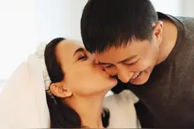 韩庚晒全家福官宣一胎得女，卢靖姗产后亲吻丈夫幸福洋溢图片