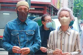 59岁叶童回归拍戏，满头白发瘦成皮包骨，网友：许仙真的老了图片