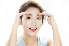 被百般刁难的上门女婿，被岳父赶出家门后，还好有娇妻的支持图片