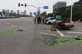 撞得稀烂！三轮车和小汽车“互怼”，交警这样判定责任~图片