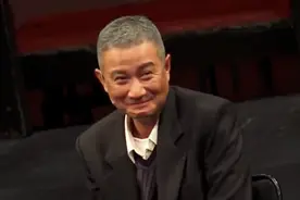 38岁文章近照曝光，扮中老年人演话剧，白发沧桑身材消瘦惹人心疼图片