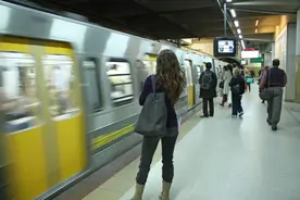 上海女孩每日上班挤10趟地铁：极端通勤对人的伤害，远比你想象大图片