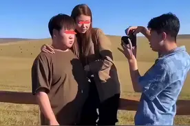 拍婚纱照当天，男子亲完女友就呕吐，气的女友对其拳打脚踢图片